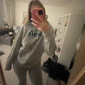 levishoodie, som oanvänd - så skön hoodie från herravdelningen i strlk M. använt den typ 5 gånger o helt felfri. köpte för säkert 650 eller något sånt.