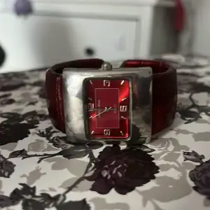 Fin röd armbandsklocka från Danmark 