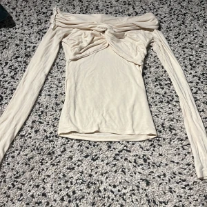 Off-shoulder topp - Säljer denna super fina off shoulder topp från Gina tricot! Som inte går att köpa längre. I Xs och har använts ett fåtal gånger (2-4 gånger)