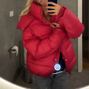 Super snygg pufferjacka - Köpte denna på bikbok för nått år sen men då jag aldrig tyckt jag passar i rött har den bar skräpat på vinden! Sett att den varit eftertraktad här så tänkte ge det ett försök att sälja <3 jätte bra skick (lite oversized)