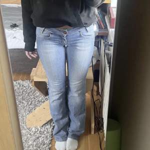 Säljer dessa bootcut jeans från lee, de är i storlek 27/33 men är väldigt små för sin storlek💘kan sänka priset!