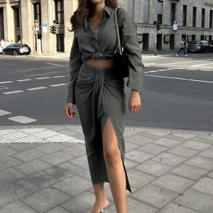 Set från Zara - Superfint set från Zara, toppen har både knappar och knytband så går att styla på flera sett. Endast använd 1 tillfälle.  Passar både Xs och S.