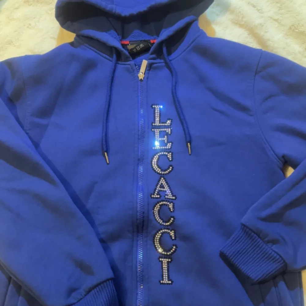 Säljer min zip hoodie från LECACCI då den inte kommit till användning, jätte bra skik då den har inga flekar,hål osv.💗(köpt för 1000kr). Hoodies.