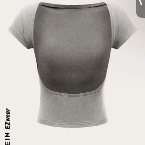 Från tröja som är öppen i ryggen, nyskick och endast använd en gång, säljer då den inte kommer till användning (nypris 59kr)💋💋