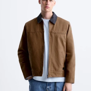 Zara workwear jacka - Workwear jacka från zara i nästintill nyakick  Lätt fodrad så en perfekt höstjacka  Obs. Inte exakt samma jacka som på första bilden då denna är lätt fodrad och det är lite andra detaljer