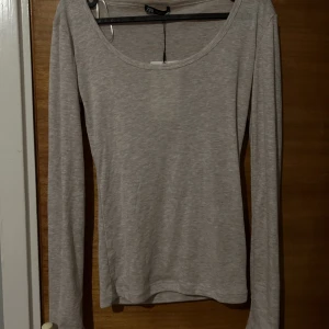 Söt tröja - Beige långärmad tröja från zara, lite av en intimissimi dupe. Super fin, köpt på zara i London. Prislapp kvar!