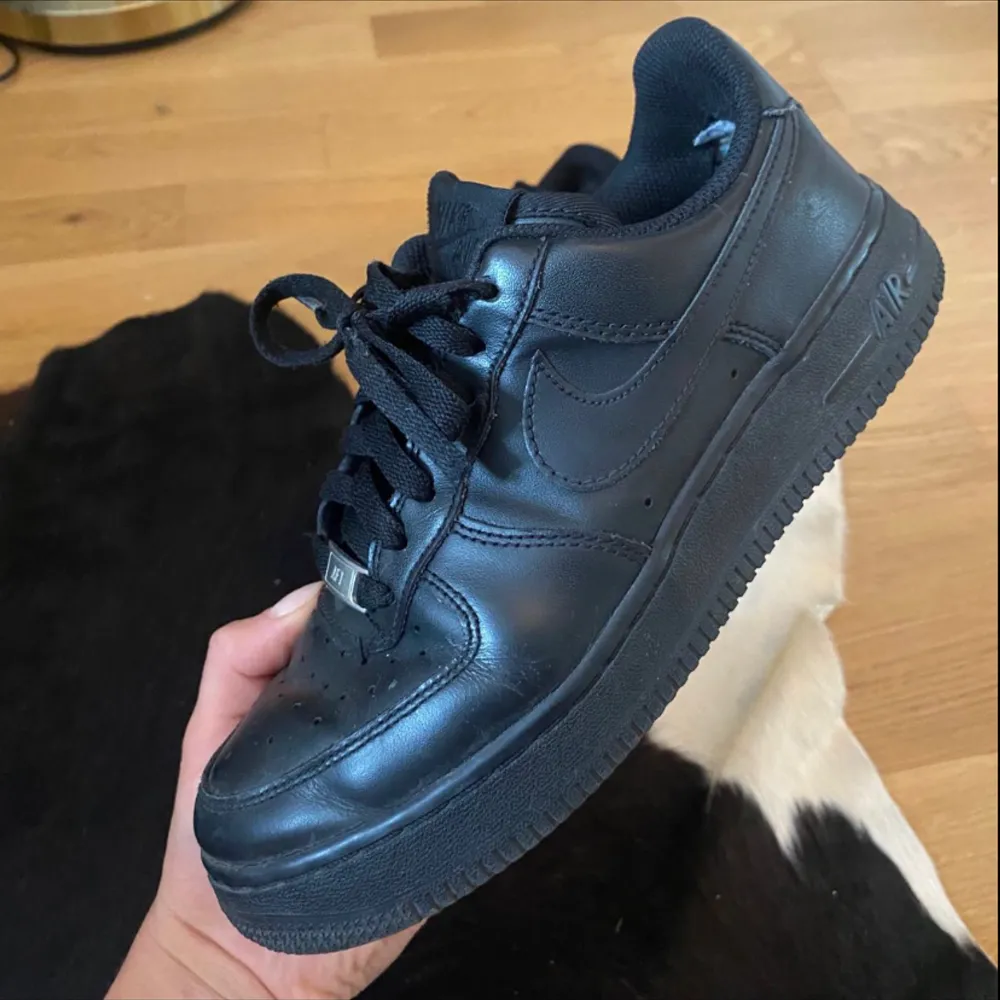 Svarta Nike Airforce, lite trasiga i ena kanten (se tredje bilden) men i övrigt jättefin skick!! Knappt använda. Skor.