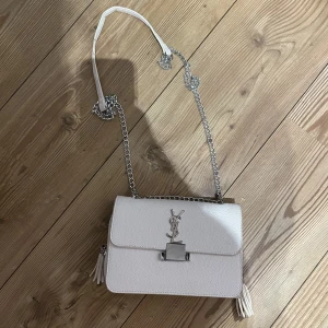 Ysl väska  - Säljer mina Ysl väska ,replika   Nytt sick 💕