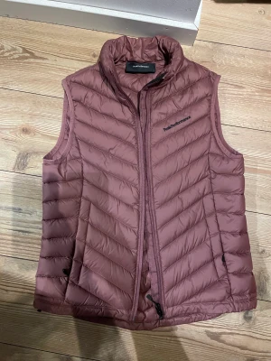 Peak performance väst  - Säljer min peak performance väst i rosa, aldrig andvänt och är i nytt sick, ny pris 2 350kr