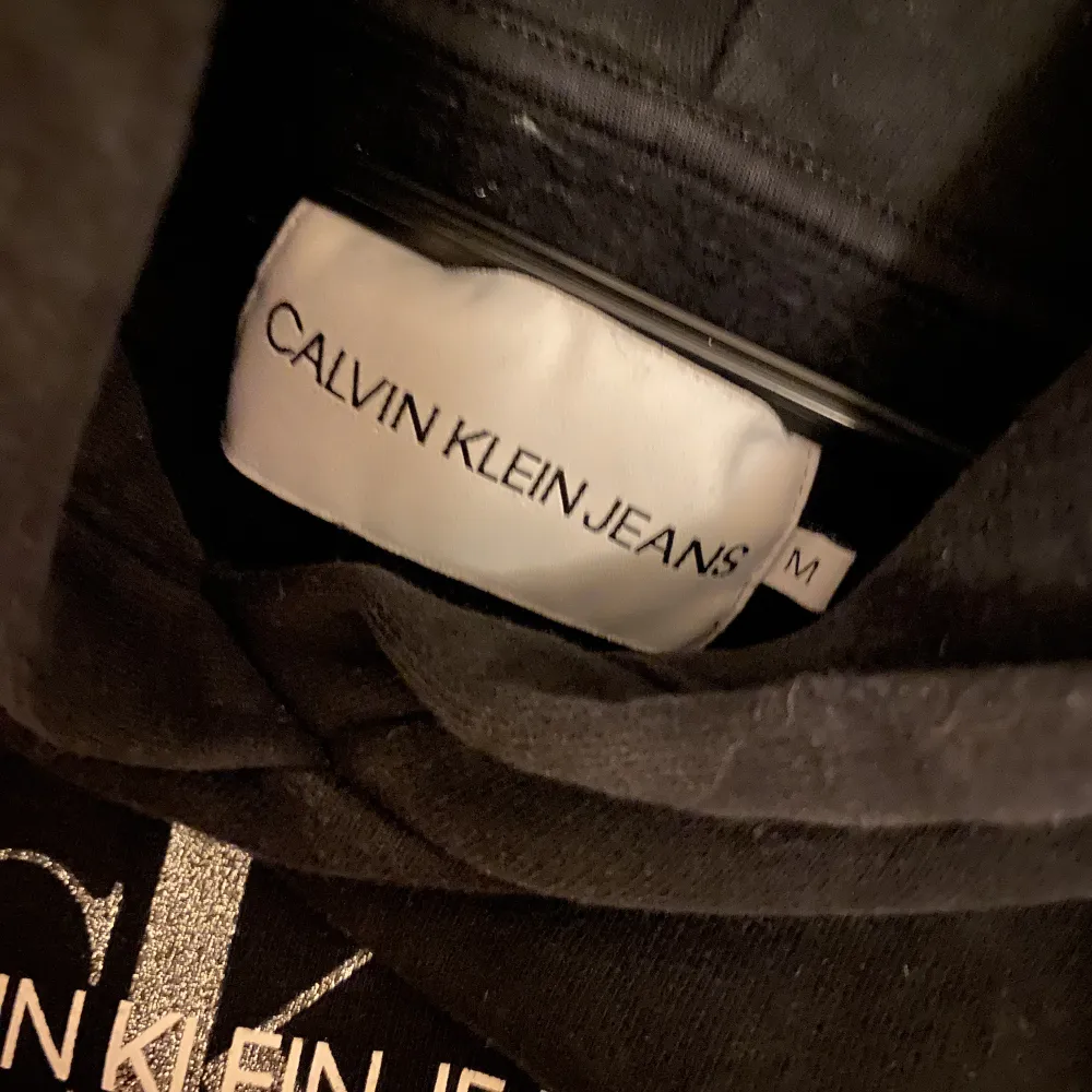 Calvin Klein hoodie i storlek M men skulle nog mer säga att den är en S🖤. Hoodies.