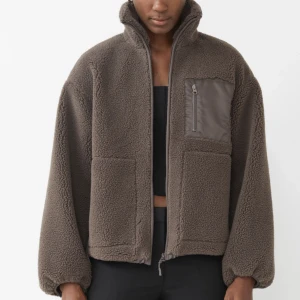 Teddy jacka  - Teddy jacka köpt från & Other Stories som är slutsåld på hemsidan! Använd fåtalet gånger, i mycket väl skick! Super mysig och helt perfekt nu till höst och vinterperioden. Säljer pga att jag inte får användning av den❤️Nypris 1300kr 