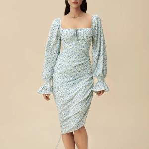 Säljer min adoore klänning ”Capri dress” i blå. Använd endast vid ett tillfälle. Köpt för 1395 kronor, säljer för 900 kronor💕 Storlek 38, slut på hemsidan!