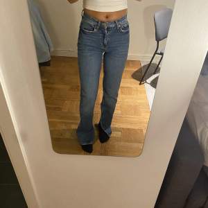 Gina jeans st 34, lite utsvängda med slits