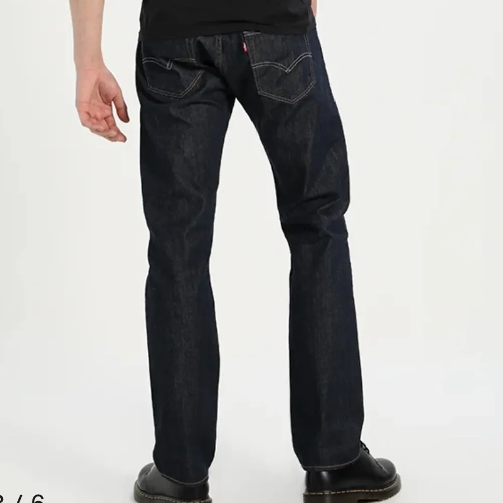 Säljer ett par levis 501 jeans som är slutsålda och svåra att hitta. (Nypris 1100) De är i strl 31/34 och är extremt feta. Har använt dom men de är i enormt bra skick och har inga slitningar i tyget eller skador.  Skriv privat för egna bilder!. Jeans & Byxor.