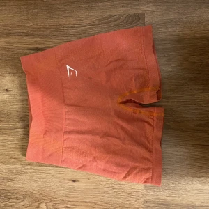Gymshark shorts - Gymshorts från gymshark i storlek xs. De är i en fin orange-aktig färg. Skriv privat för fler bilder eller andra frågor🥰