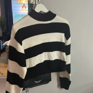 Stickad randig tröja -  Säljer en jättefin stickad randig tröja som är från H&M i storlek xxs, säljer pga den inte kommer till användning längre. 