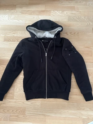 Moose Knuckles Classic Bunny - Vadderad hoodie från Moose Knuckles i svart. Köpt förra hösten/vintern men fortfarande i toppskick