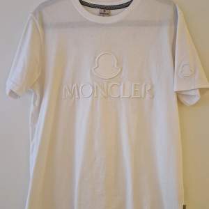 Helt ny Moncler T-shirt i storlek M