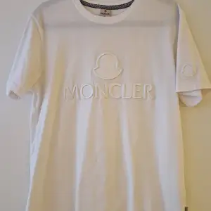 Helt ny Moncler T-shirt i storlek M