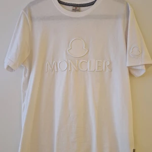 Moncler T-shirt  - Helt ny Moncler T-shirt i storlek M