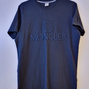 Moncler T-shirt  - Moncler T-shirt I färgen Navy Blue storlek S