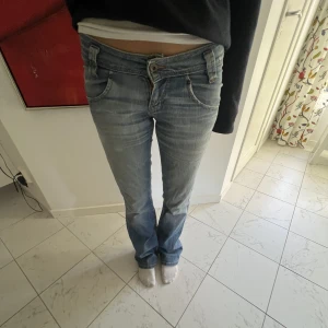 Low waist vintage jeans - Säljer skit snygga vintage jeans med låg midja och bootcut från Lee, fint skick och såå trendiga!💞 Kan tänka mig gå ner i pris vid snabb affär!🙏🏼