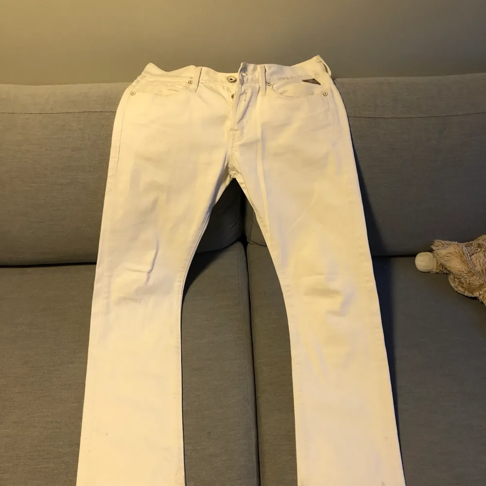 Vita replay jeans i använt skick, de är använda mycket och förekommer lite defekter. Som lite fläckar på nedre benen, men går säkert bort med fläckborttagning mm åså lite små defekter. Dm för mer info elr pris . Jeans & Byxor.