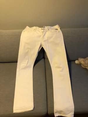 Replay jeans - Vita replay jeans i använt skick, de är använda mycket och förekommer lite defekter. Som lite fläckar på nedre benen, men går säkert bort med fläckborttagning mm åså lite små defekter. Dm för mer info elr pris 
