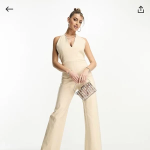 Beige Jumpsuit  - Vesper jumpsuit. Ljusbeige  Använd vid ett tillfälle. Nypris 909
