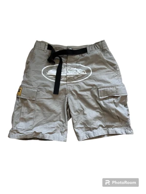 Corteiz shorts  - Corteiz shorts storlek S, använd 5-8 ggr skulle jag säga. Lite skrynkliga, men det går att fixa och man tänker typ inte på det. Säljer för byter stil, inköpt för över 1 år sedan. Har inte kvar kvittot men självklart äkta, finns fler bilder.