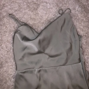 Satin klänning  - Den har små fläckar på rumpan men det går säkert bort med vanish