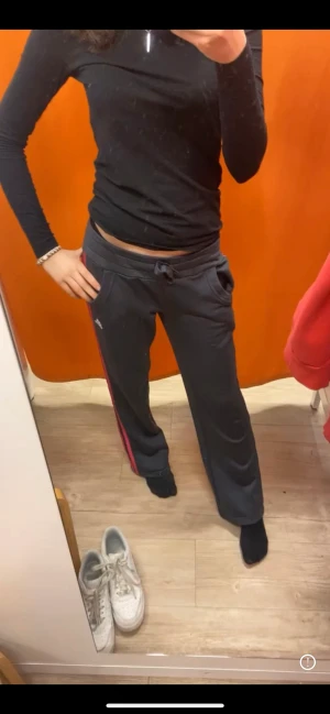 Vintage adidas byxor mjukis - Säljer dessa byxorna jag köpt vintage tidigare i år. Dom är ej använda mycket och är i fint skick. Lågmidjade, och storlek runt 36/S skulle jag tro🥰 150kr + frakt eller budgivning om flera är intresserade