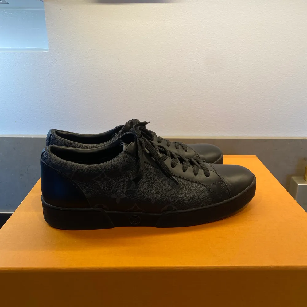 Louis Vuitton sneakers  Storlek: 42 Cond: 9/10 Har allt original . Skor.