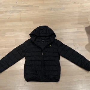 Lyle & scoot jacka - Säljer den för den är för liten. Storlek 152-158. Svart. Kan sälja bildligt vid snabbt köpa 