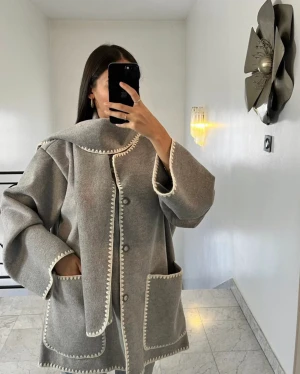 Jacka - Hej jag säljer denna oanvända jacka då jag inte kunde skicka tillbaka den!💕 den är en storlek S, priset går att disskutera❤️