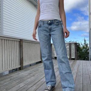 Lågmidjade Weekday jeans  - Så snygga och efterfrågade jeans ifrån Weekday! Knappt använda så inga defekter, låg midja❣️Storlek 28w32L så skulle säga att det passar S/M. Personen på bilden är 168 för referens, hör av er vid frågor☺️