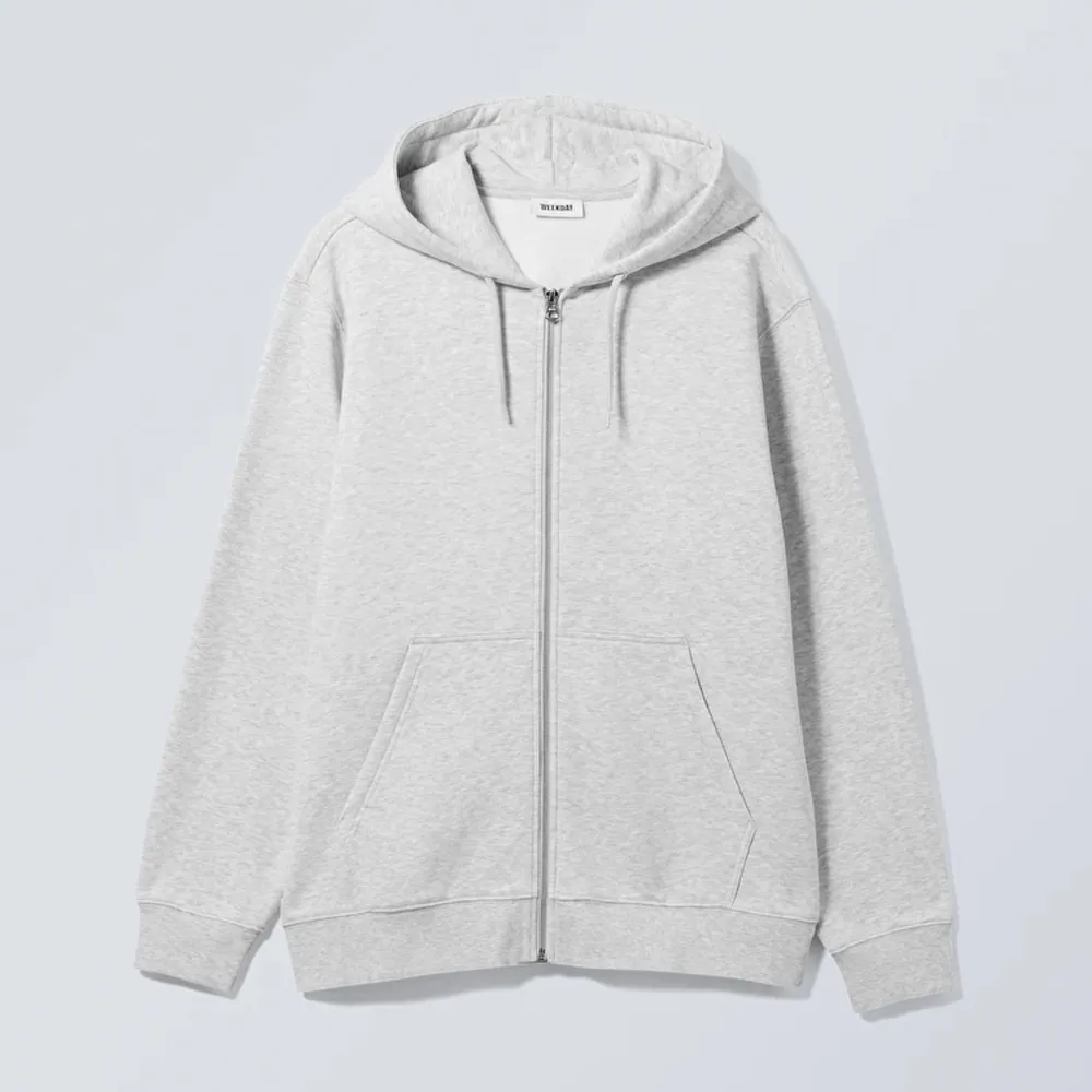 Oanvänd zip hoodie från weekday i stl xs. Köpt för 470.. Tröjor & Koftor.