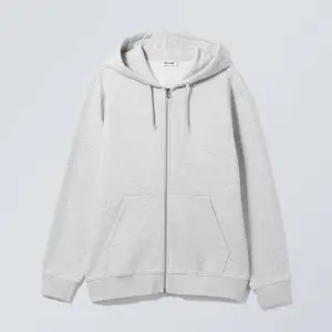 Oanvänd zip hoodie från weekday i stl xs. Köpt för 470.