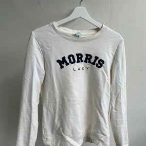 Morris tröja - En väldigt fin elegant tröja i bra kvalitet. En liten defekt är att tyglappen har släppt i ena hörnet men väldigt lätt att sy fast.   Om du är intresserad av flera av mina annonser går de och få för ett paketpris.