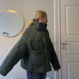 HÖSTJACKA 🍂  - Supersnygg höstjacka från zara! I en mörkgrön färg, jätteskön och helt perfekt nu till hösten. I ett bra skick såklart!🍂🍂Är i storlek L men jag är en XS och den sitter väldigt bra på mig!