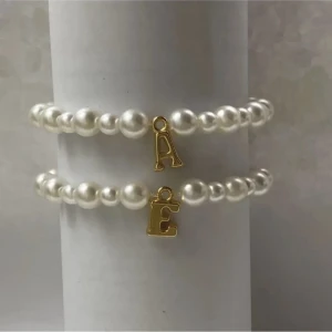 Bokstavsarmband  - Ett handgjort Bokstavsarmband med guld bokstäver. Säljer även Bokstavsarmband med silverbokstäver. Kan göra alla bokstäver utom å,ä och ö. Vid frågor är det bara att skriva💕