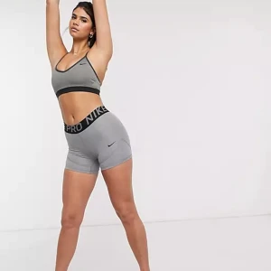 Nike PRO shorts - Bra skick, använda men är i bra skick. Tvätta innan de skickas och sann i stoleken:) 