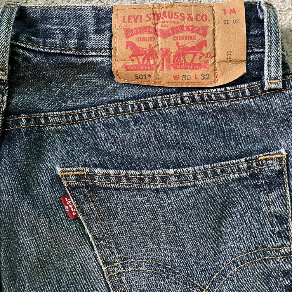 Levi’s 501 i blå färg. Storlek 30/32. Perfekt skick 9/10. Skriv om ni har frågor.. Jeans & Byxor.