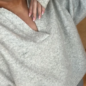 Stickad tröja - Säljer denna fina tröja då den inte kommer till användning. Köpt från Monki och använd ett fåtal gånger bara, hör av dig vid intresse🩷🩷