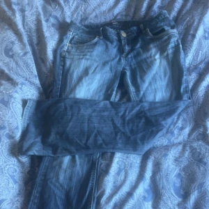 2000s/90s jeans - säljer dessa snygga 2000s jeans från 2000talet i bootcut. Märket heter mossimo och var ett känt märke på 90/2000 talet. Snyggt material och är storlek 6 som motsvarar M/L. Kontakta för mer info och frågor 💗