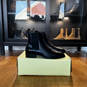 J.Lindeberg boots  - Chelsea boots från J.Lindeberg Helt nya, storlek 41 och 42 finns  Nypris £250 / ~3360kr  Mitt pris 1500kr