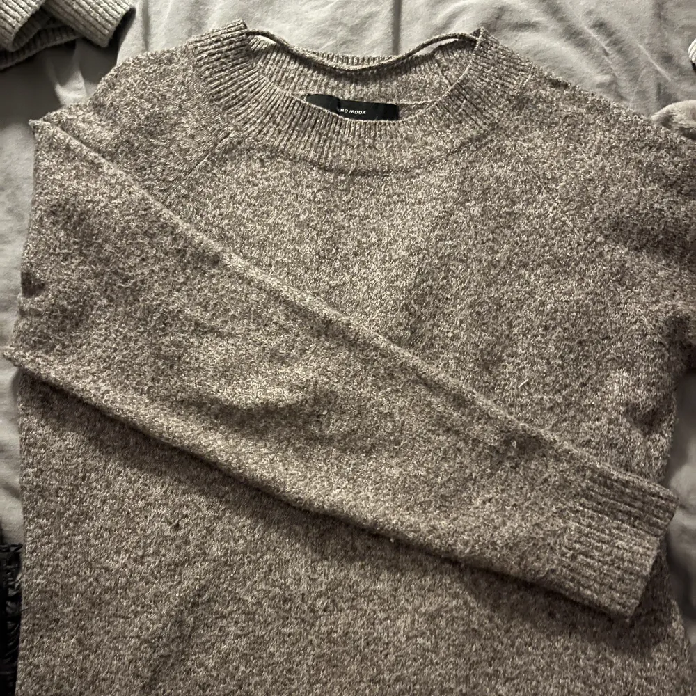 Säljer denna stickade tröjan som är perfekt nu i vinter. Knappt använd så bra skick . Stickat.