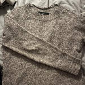 Säljer denna stickade tröjan som är perfekt nu i vinter. Knappt använd så bra skick 