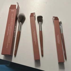 Caia borstar - Caia borstar säljes för 350kr tillsammans! !   Vill inte sälja var för sig! Vid snabb affär kan jag gå ner i pris!  Har gått ner i pris! 