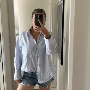 Randig skjorta  - Säljer denna superfina randiga skjorta ifrån Zara. storlek L då jag ville ha den lite oversized. 